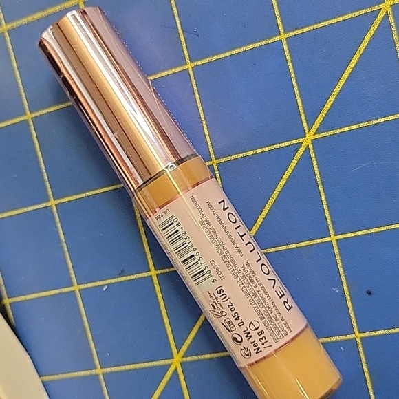 Revolution Cream Concealer & Hydrate Medium Full Coverage C9.5 NEW - Picture 4 of 4
